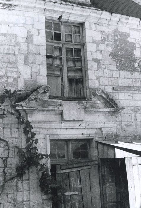 porte d’accès sur cour, vue partielle