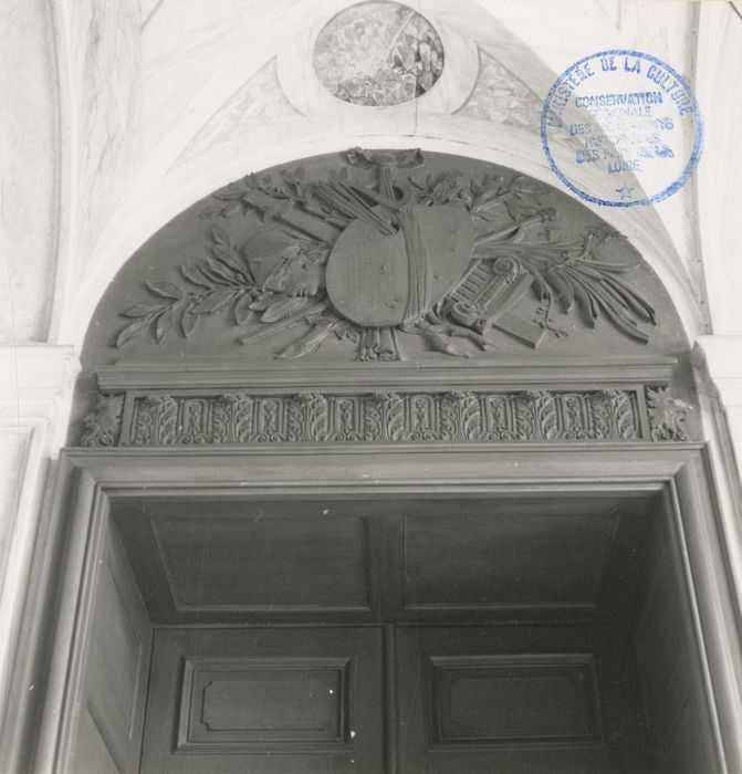 hall central, détail d’un dessus-de-porte