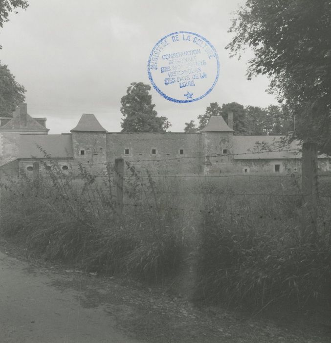 ancienne demeure fortifiée, façade nord, vue partielle