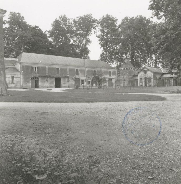 cour des communs, vue partielle des bâtiments (écuries et faisanderie depuis le Sud-Ouest)