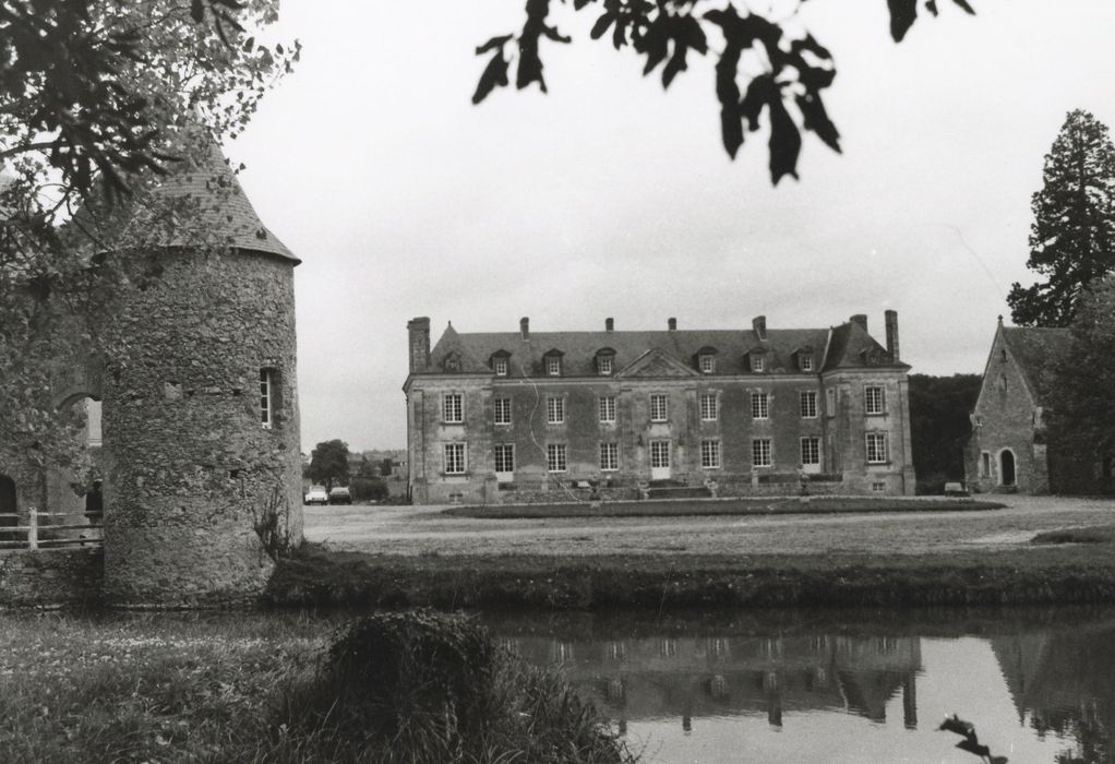 vue générale du château dans son environnement depuis le Sud-Ouest