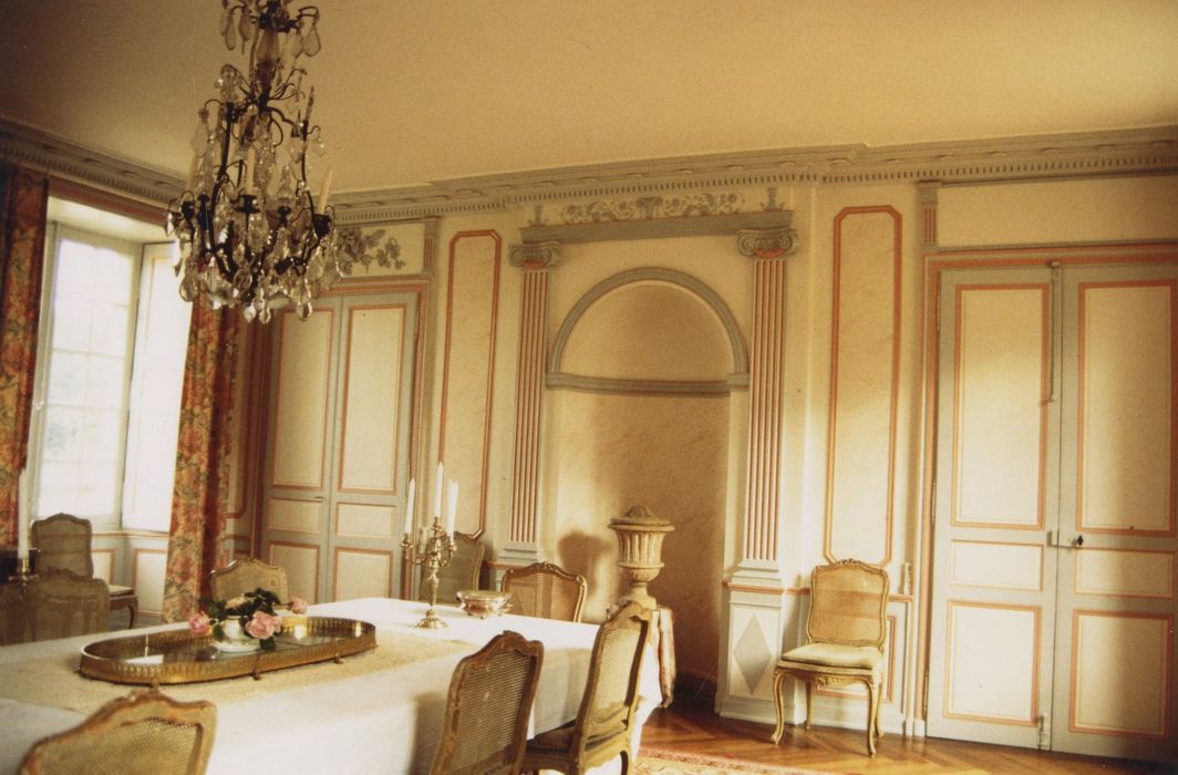 salle à manger, vue partielle des lambris de revêtement