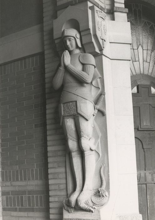 façade nord, porche, statue-colonne : Sainte Jeanne d’Arc