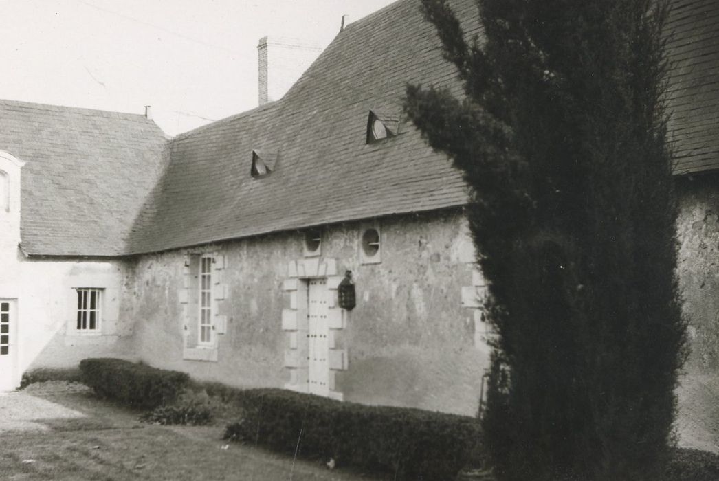 aile sud, façade nord sur cour, vue partielle