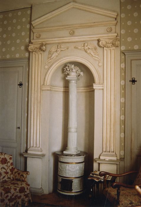 salle à manger, détail du poêle en faïence