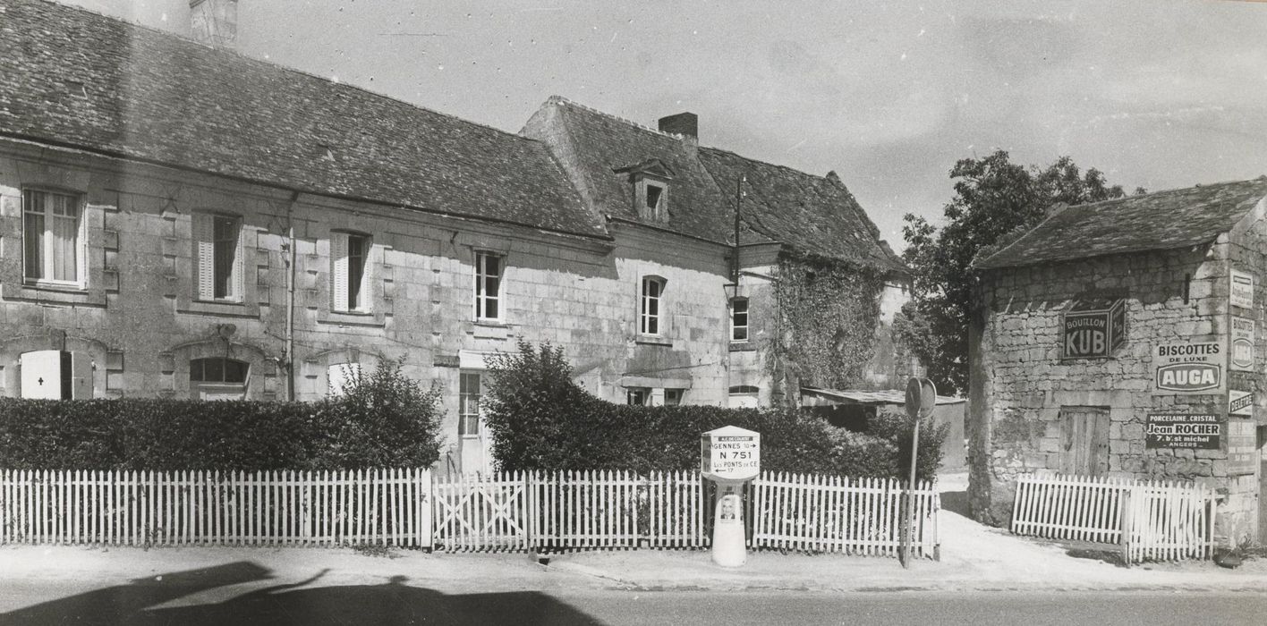 façade latérale sud transformée en habitation, à droite la chapelle de Billé