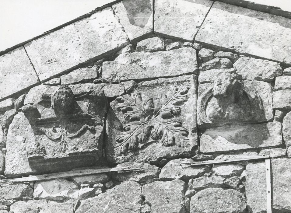 chapelle de Billé, fragments architecturaux réemployés