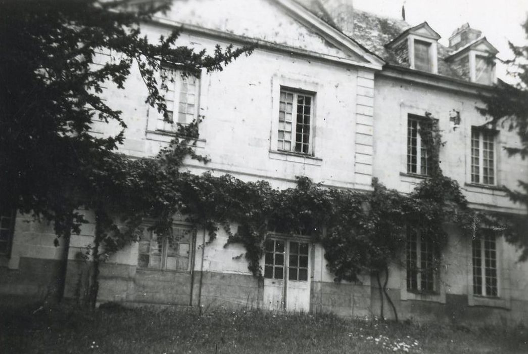 façade est du presbytère, vue partielle