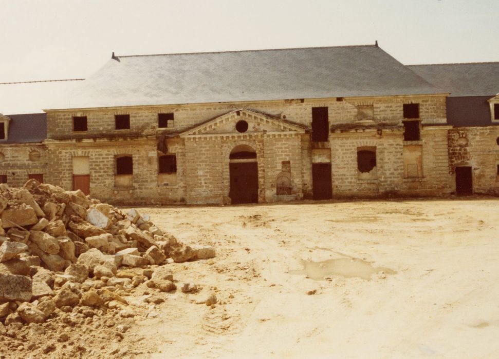 écuries, aile centrale, façade sur cour