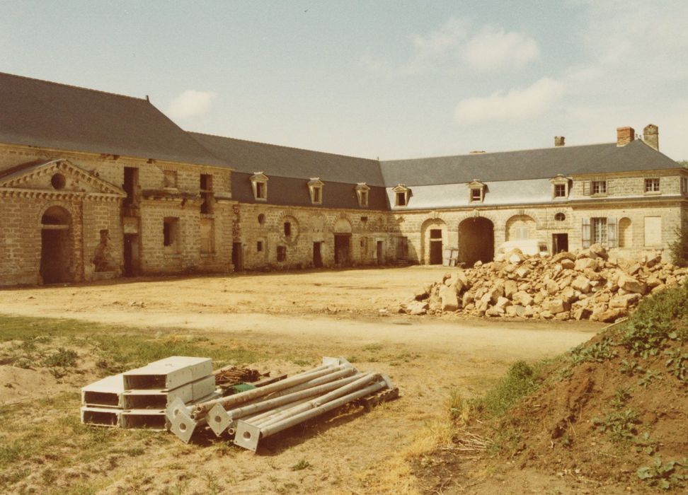 écuries, vue générale des façades sur cour