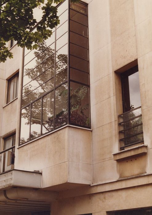 façade sur le boulevard, bow-window