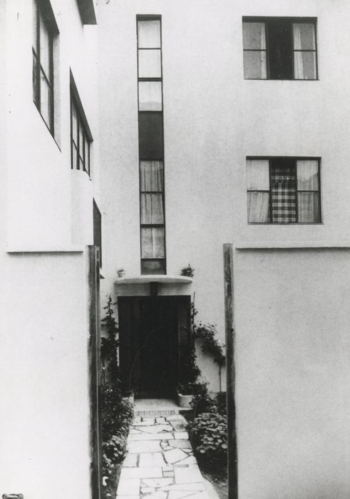 maison Seurat, façade sur le jardiner depuis la rue, vue partielle