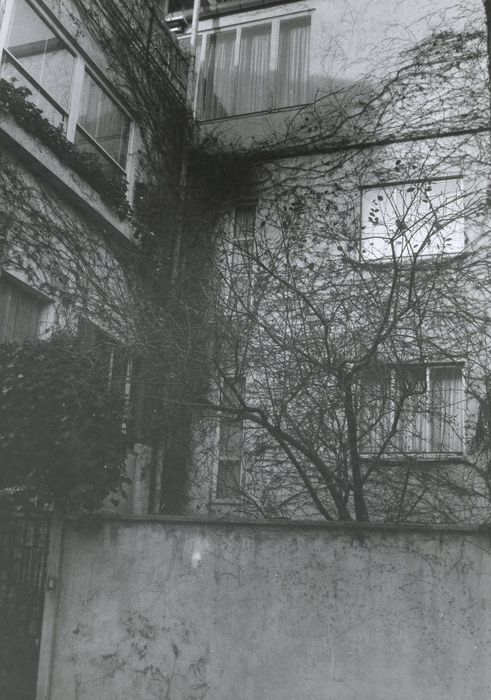 maison Seurat, façade sur le jardiner depuis la rue, vue partielle