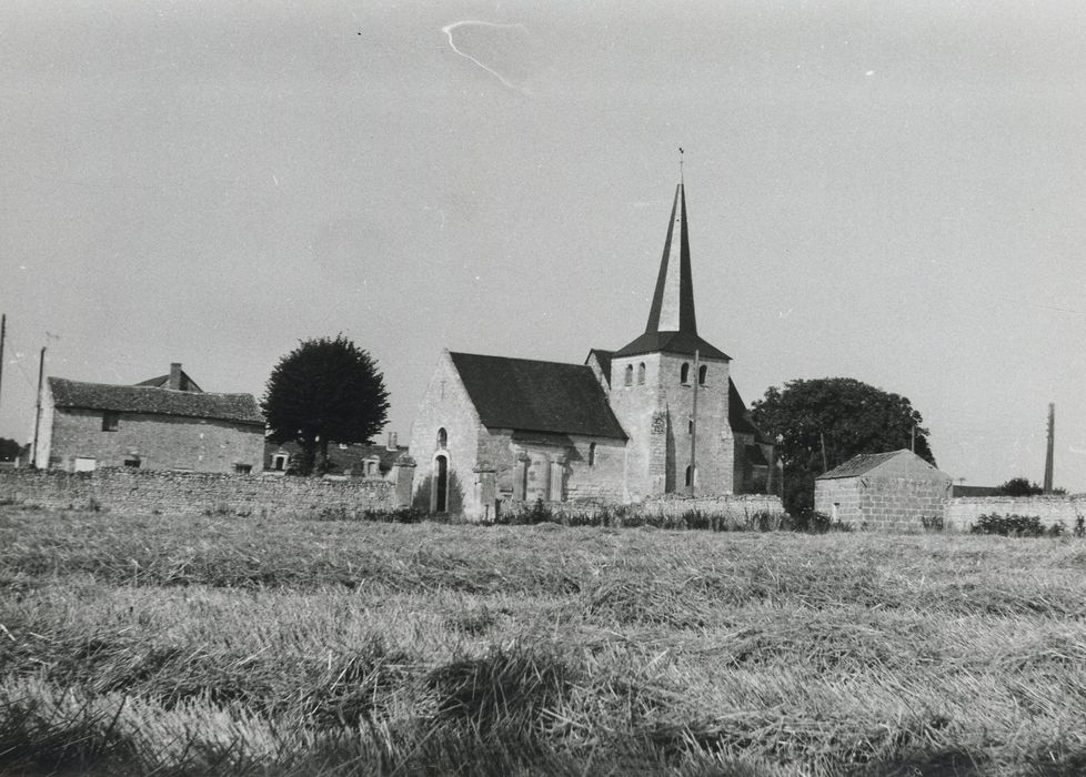 vue générale de l’église dans son environnement depuis le Sud