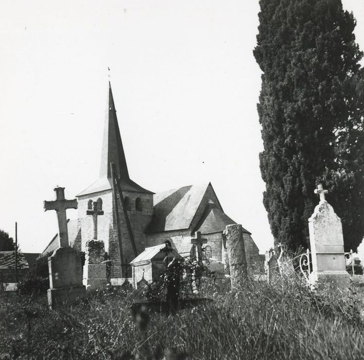 vue générale de l’église dans son environnement depuis le Sud-Est