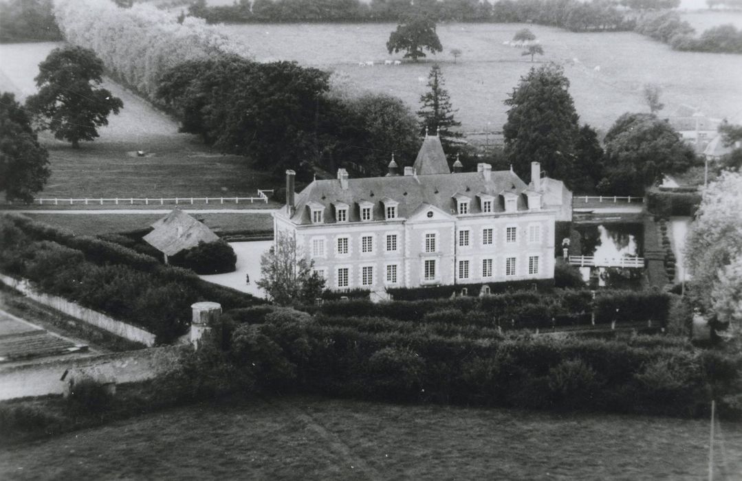 vue aérienne du château dans son environnement