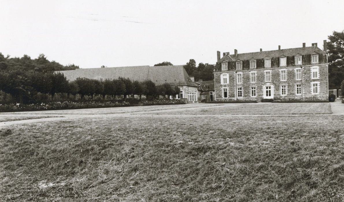 vue générale du château dans son environnement depuis le Sud