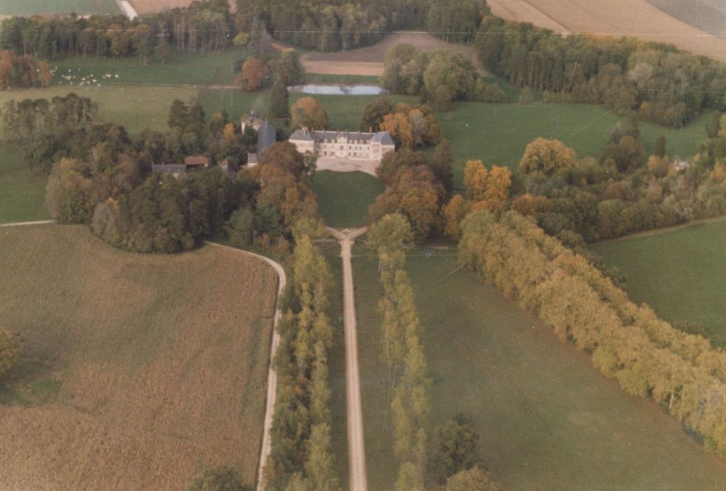 vue aérienne du château dans son environnement