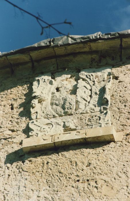 pigeonnier, détail d’un bas-relief blasonné