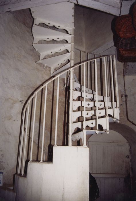 intérieure de la tour nord, escalier de fer entre le rez-de-chaussée et le 1er étage