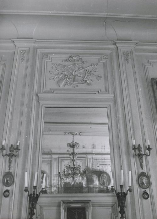 grand salon, détail du trumeau de la cheminée