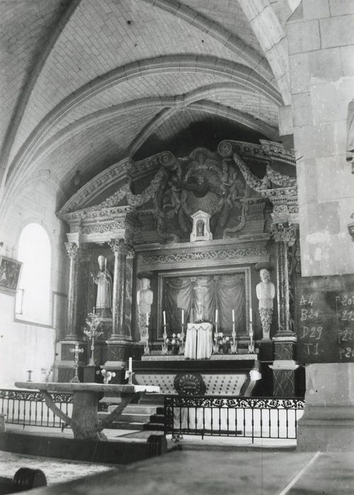 Autel (maître-autel), retable, tabernacle et deux gradins d'autel