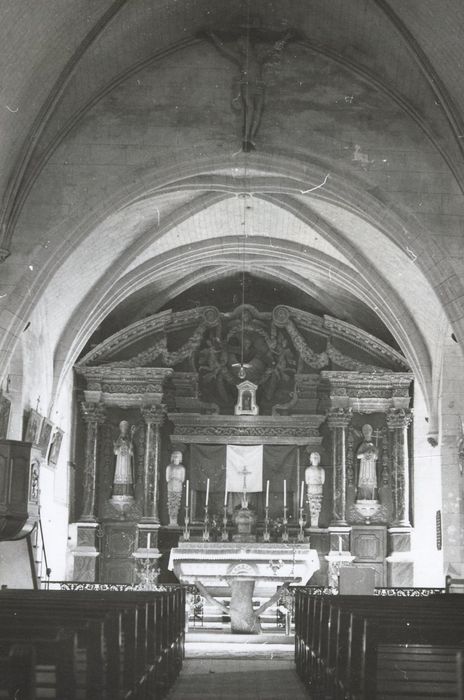 autel (maître-autel), retable, tabernacle et deux gradins d'autel 