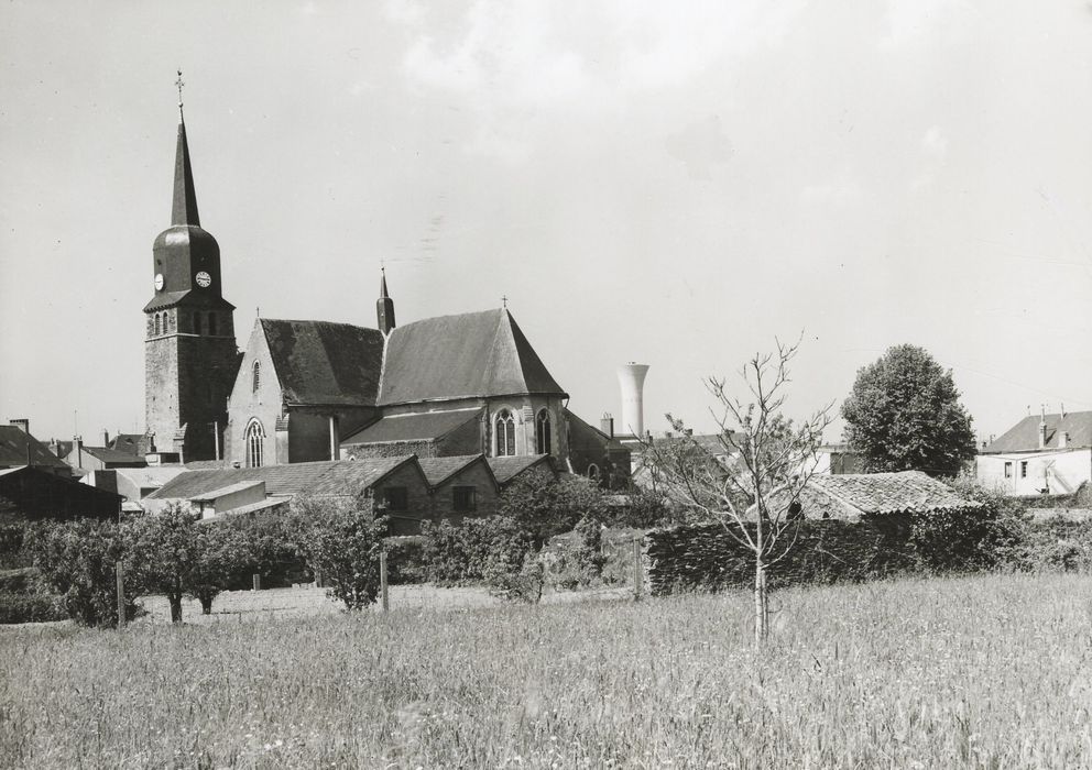 vue générale de l’église dans son environnement depuis le Sud-Est