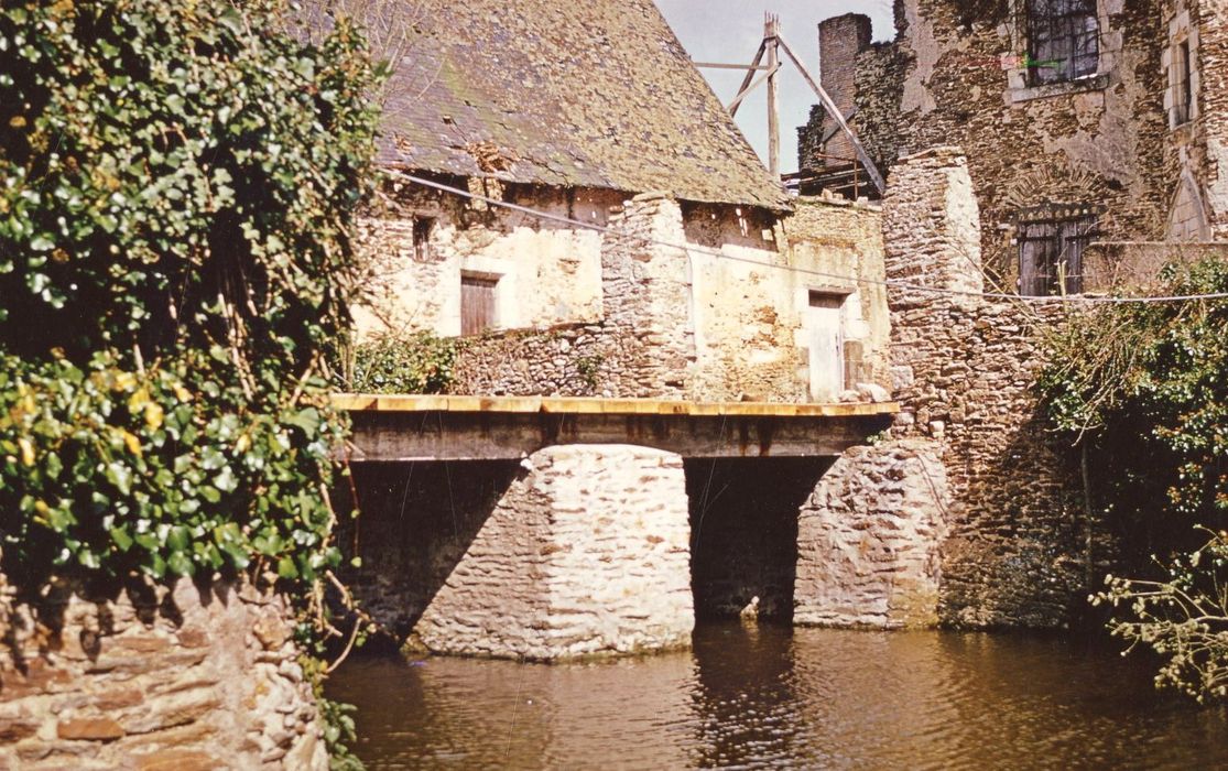 pont enjambant les douves sud