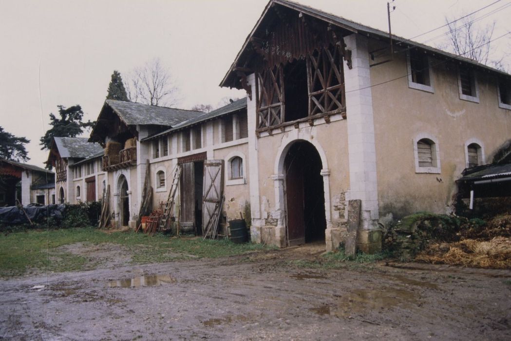 communs, étables, façade sur cour