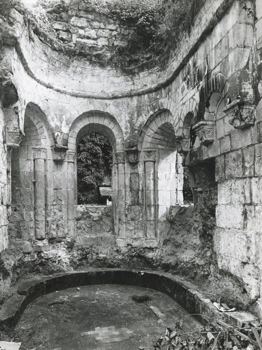 église Saint-Pierre, vue partielle des ruines, absidiole sud