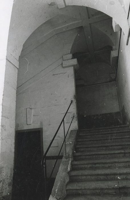 angle sud-est, grand escalier