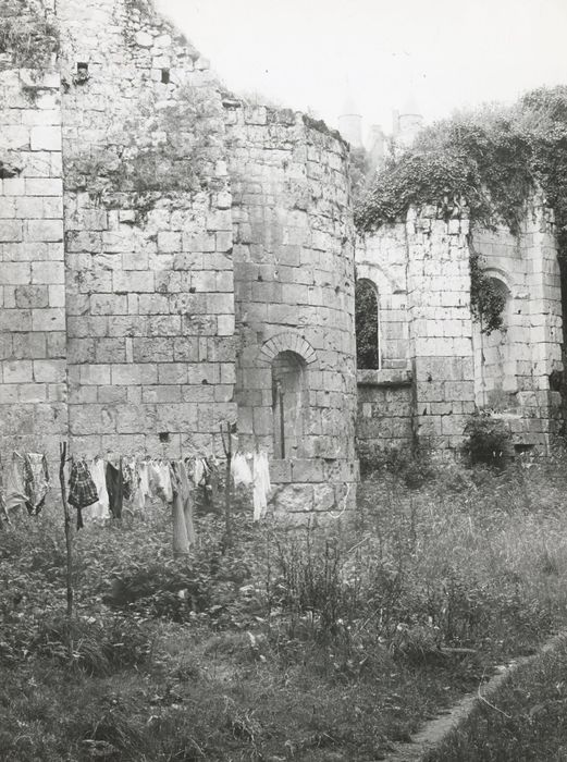 église Saint-Pierre, vue partielle des ruines, absidiole et abside sud