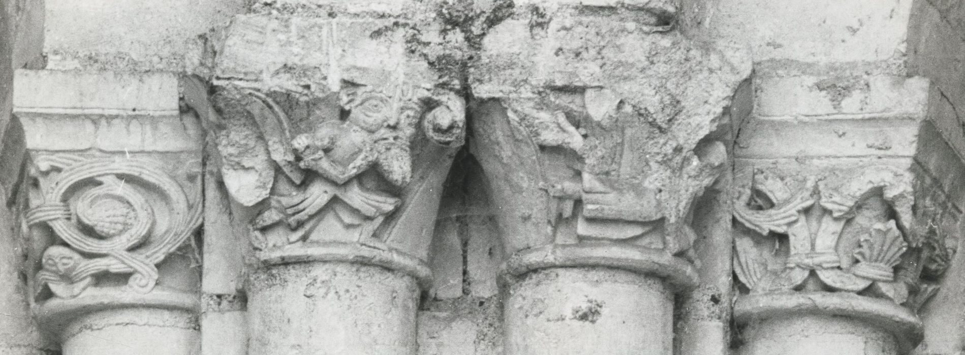 église Saint-Pierre, détail des chapiteaux de l’abside