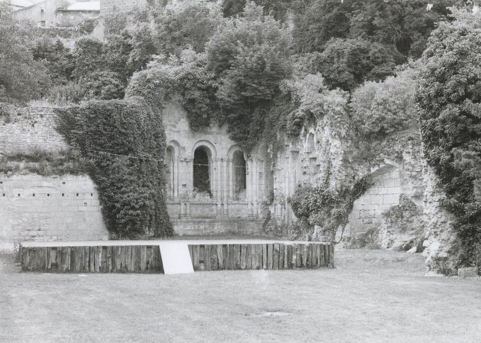 église Saint-Pierre, vue partielle des ruines