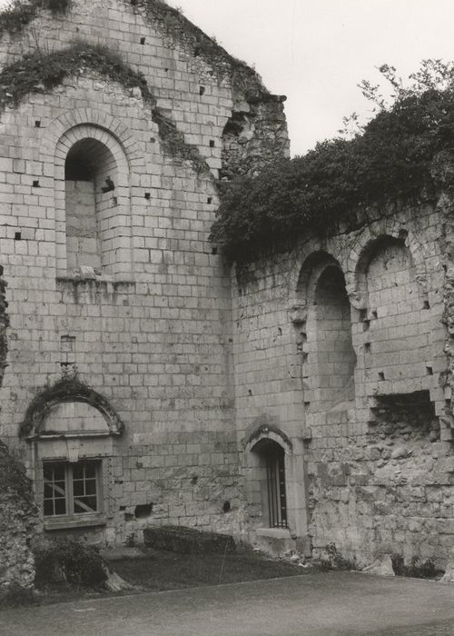 église Saint-Pierre, vue partielle des ruines, croisillon sud du transept