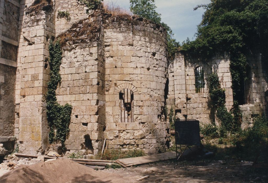 église Saint-Pierre, vue partielle des ruines, absidiole et abside sud