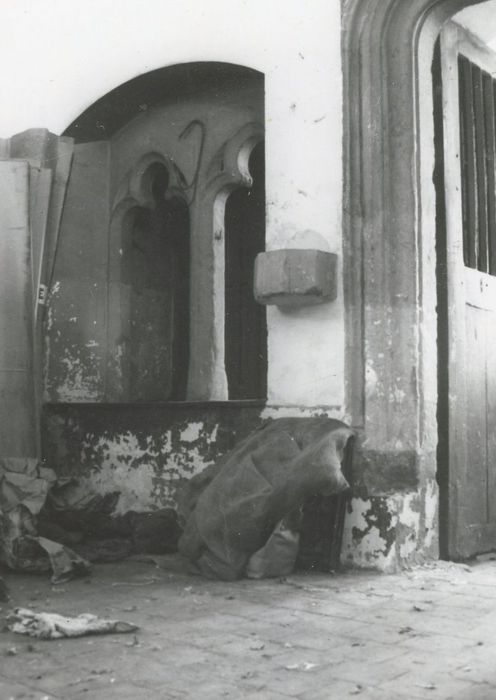 chapelle, porte et baie ouvrant sur la nef, vue partielle