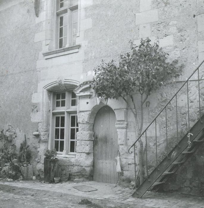 porte d’accès au logis depuis la cour