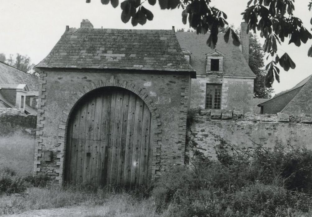 portail d’accès sud à la cour