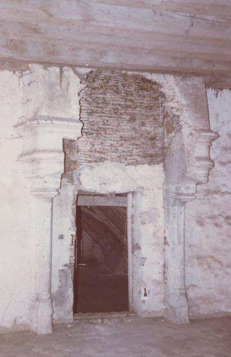 1er étage, ancienne cheminée monumentale