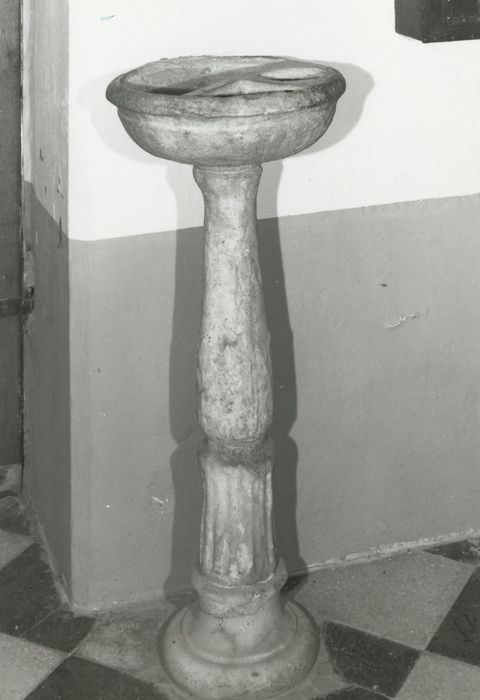 bénitier (ancienne vasque baptismale)