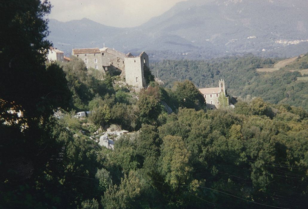 vue générale de la tour dans son environnement depuis l’Ouest