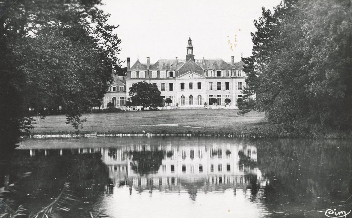 vue générale du château dans son environnement depuis le Sud.