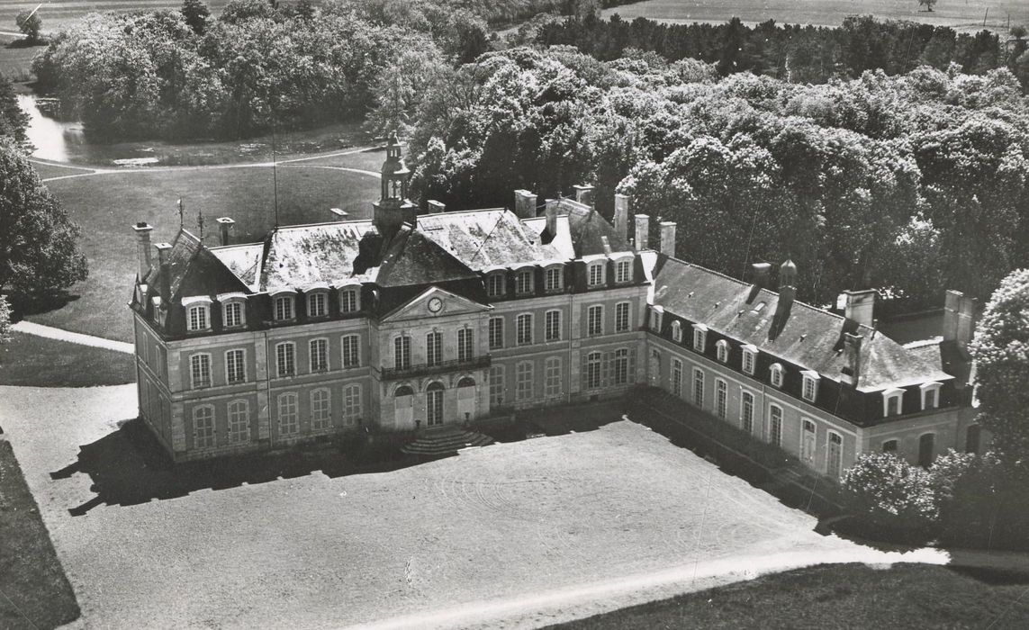 vue aérienne du château dans son environnement depuis le Nord