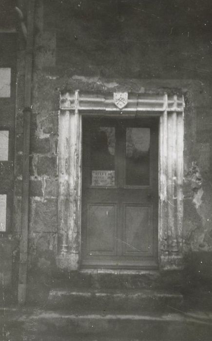 porte d’accès sur la rue de l’église