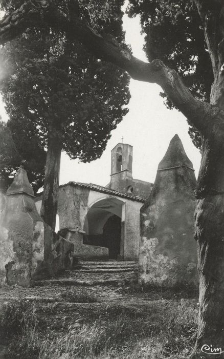 vue partielle de la chapelle dans son environnement