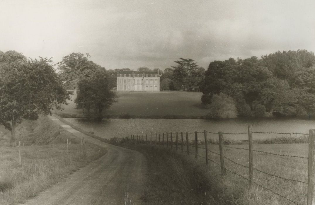 vue générale du château dans son environnement depuis le l’Ouest