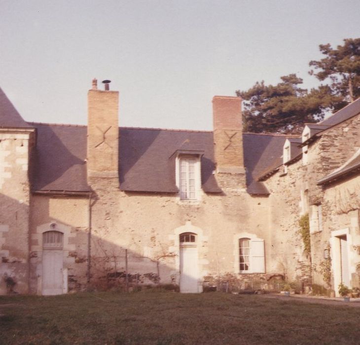 cour de la closerie, aile nord-est, vue partielle