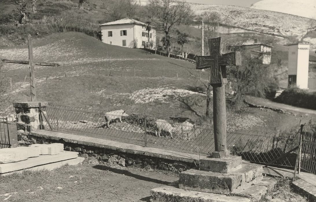 vue générale de la croix dans son environnement